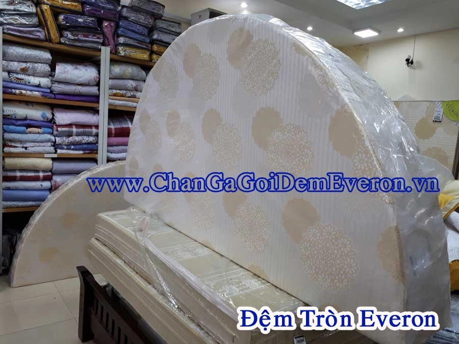 Các kích thước đệm Everon xếp cạnh giường gỗ