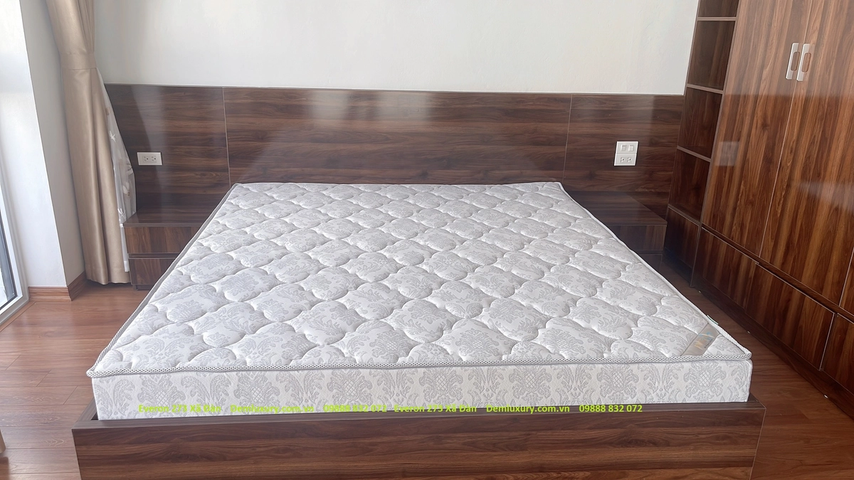 Gia đình trải nghiệm đệm bông ép Everon trong phòng ngủ