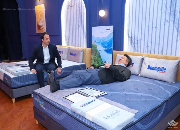 khách hàng thử đệm Dunlopillo tại TheGioiDemViet