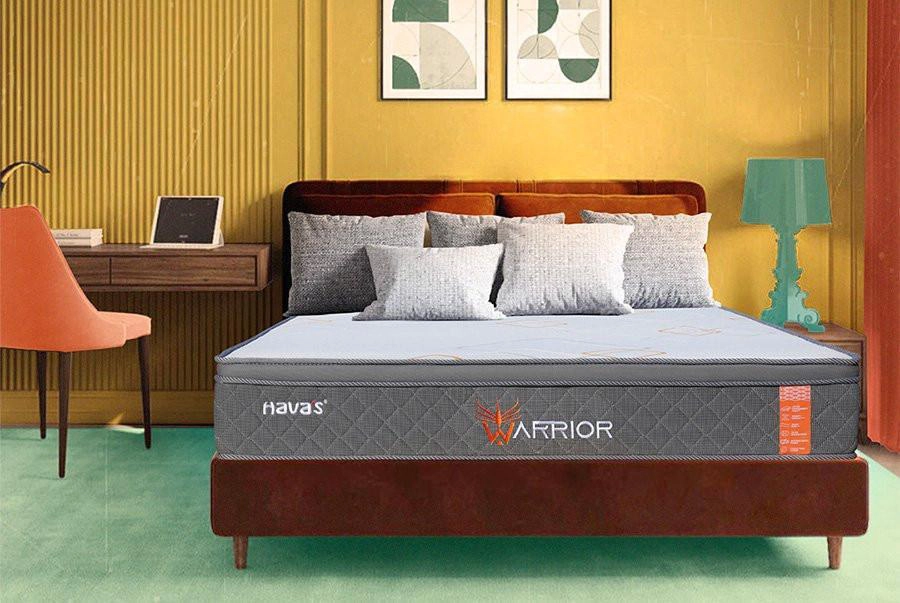 khách hàng thử nệm Dunlopillo với nhiều độ cứng