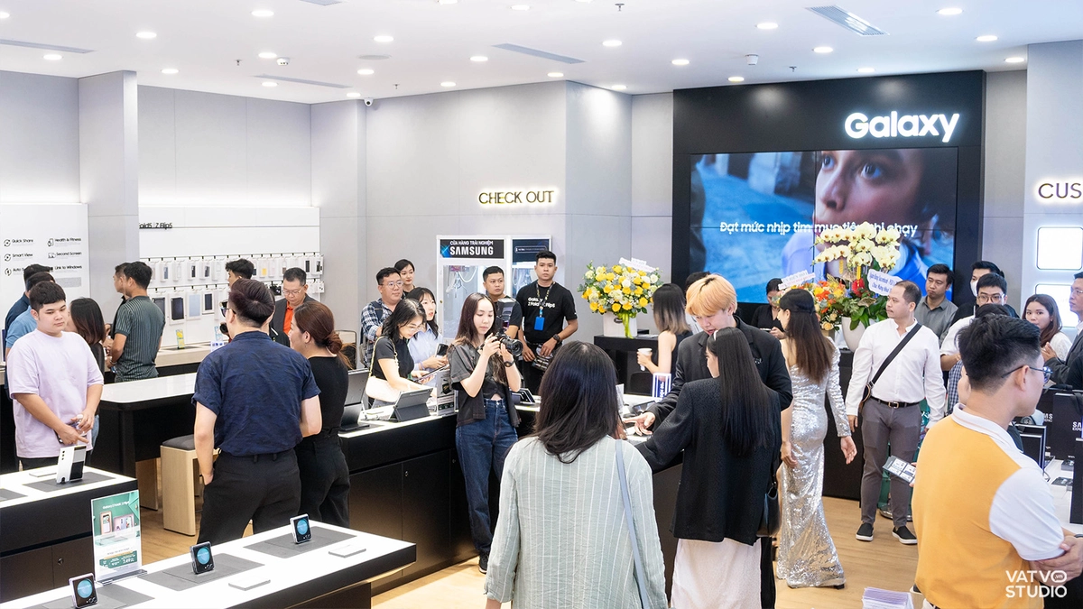 khách hàng trải nghiệm nằm thử đệm King Koil tại cửa hàng