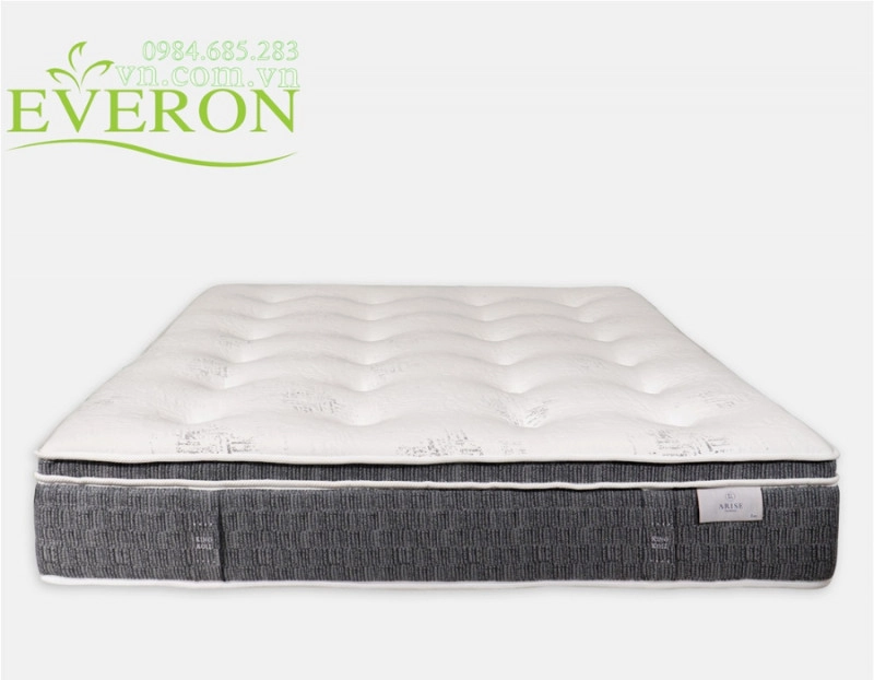 khách hàng trải nghiệm nằm thử nệm Everon tại showroom