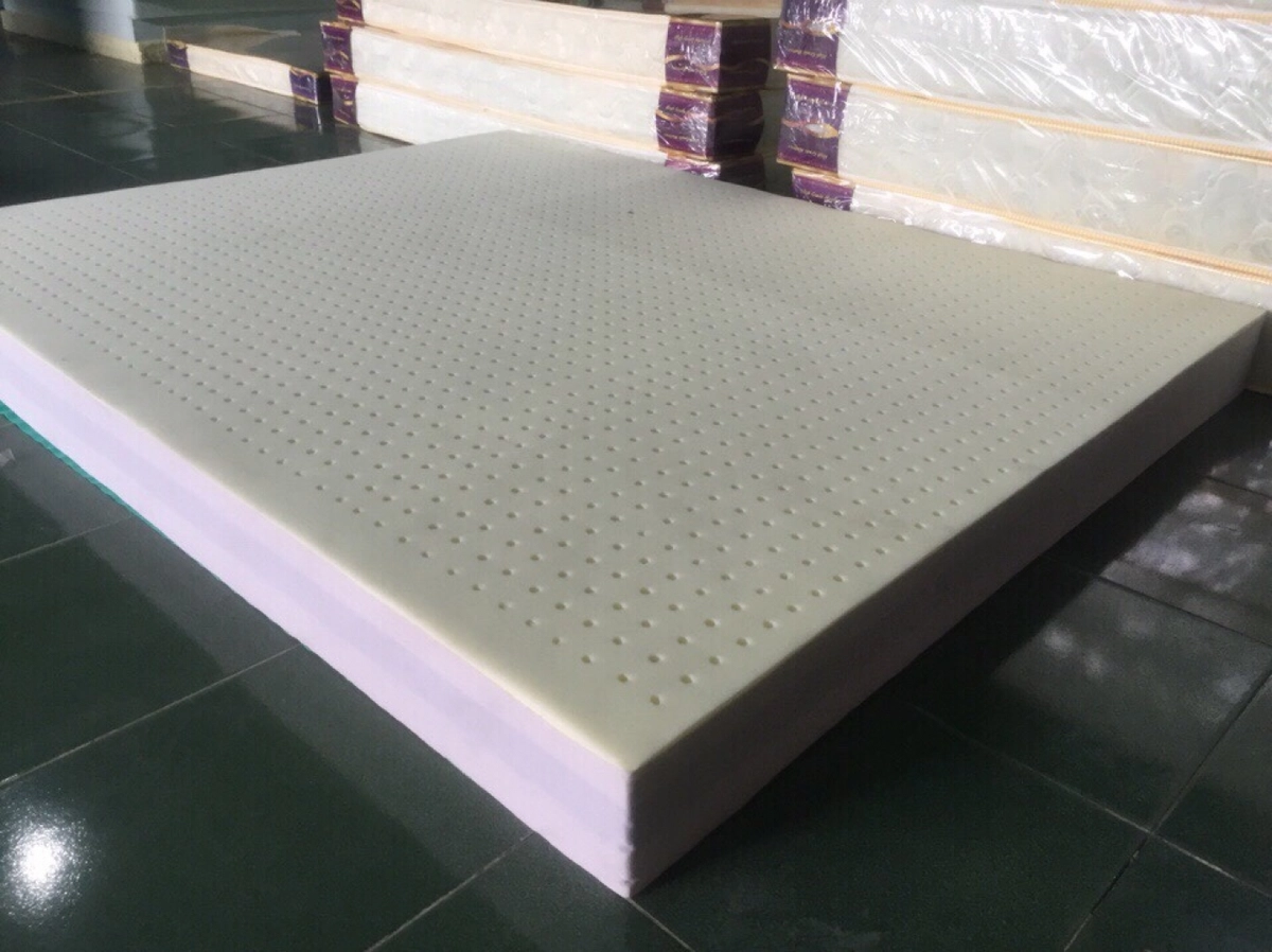 Khách hàng xem hướng dẫn sử dụng nệm Thắng Lợi