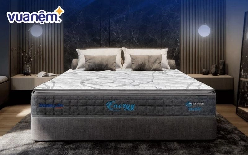 Khách thư giãn trên nệm Dunlopillo trong phòng view biển