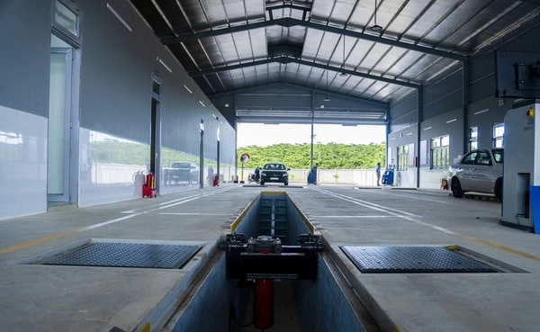 Kỹ thuật viên kiểm tra mép nệm Dunlopillo bị lún