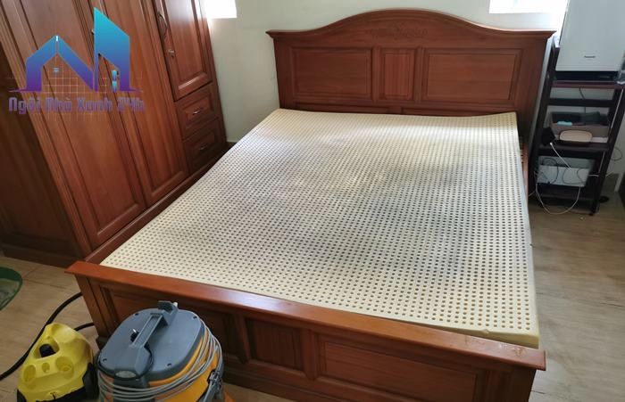 kỹ thuật viên vệ sinh nệm chuyên nghiệp tại nhà