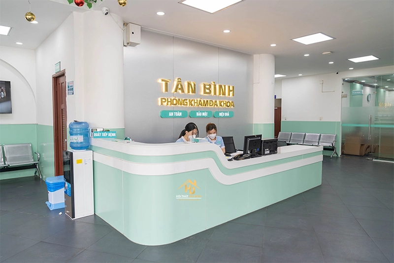 Lễ tân tư vấn khách về nệm Dunlopillo trong phòng