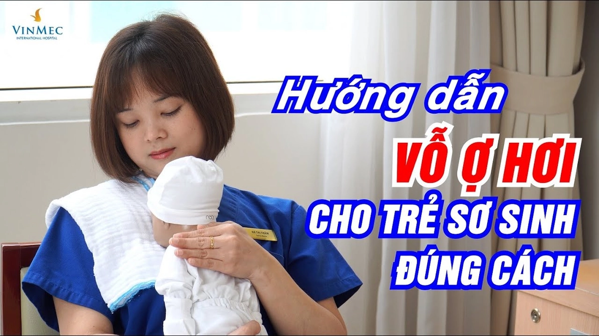 Mẹ cho bé ợ hơi rồi đặt lên đệm Moony