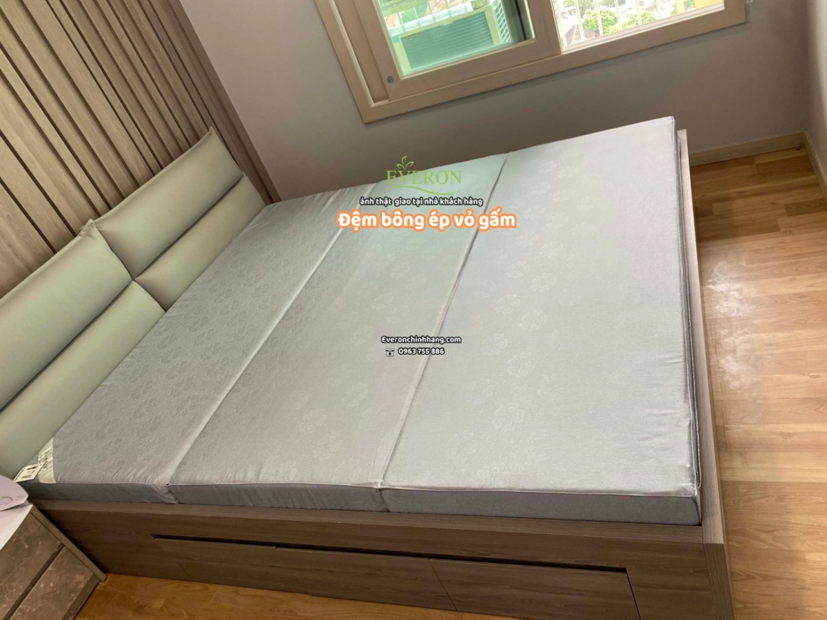 Người cao tuổi nằm thử đệm bông ép Everon