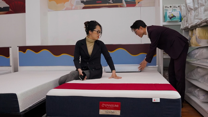 người dùng nằm thử đệm Dunlopillo thư giãn