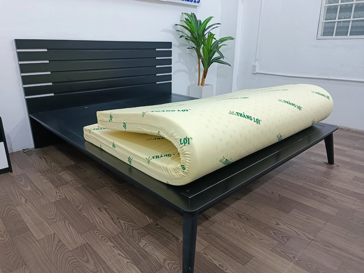 Người nằm thử nệm cao su Thắng Lợi trong cửa hàng