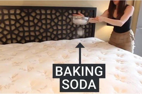rắc baking soda lên nệm màu sáng