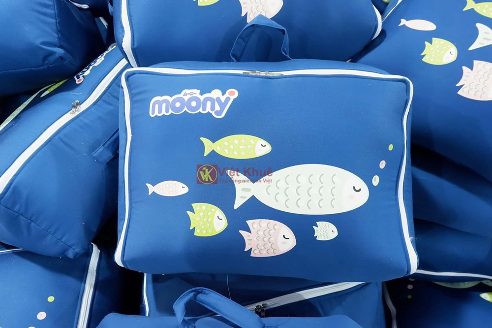 So sánh đệm nôi chống trào Moony và nêm chặn