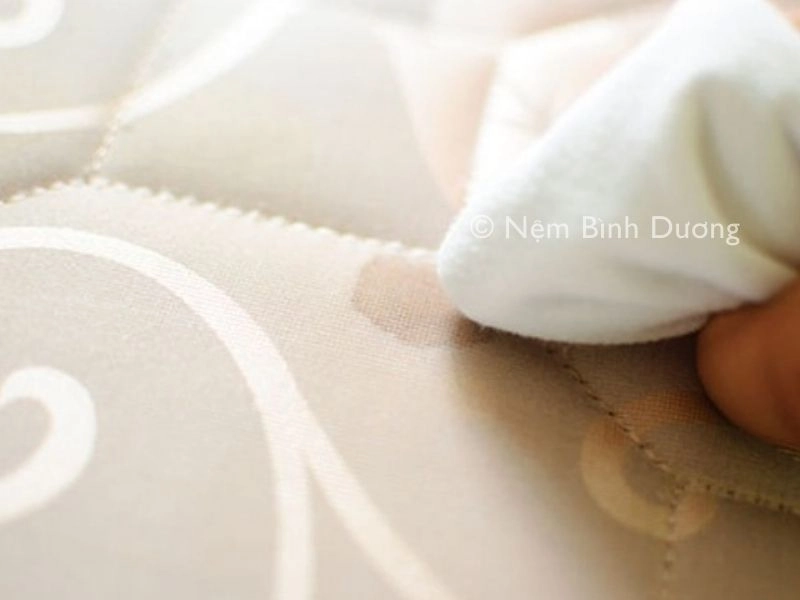 thấm máu kinh trên nệm bằng khăn lạnh