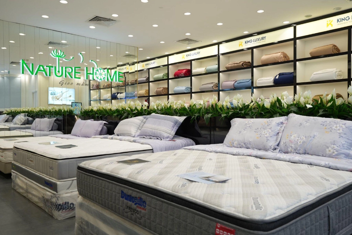 trưng bày nhiều mẫu đệm King Koil trong showroom