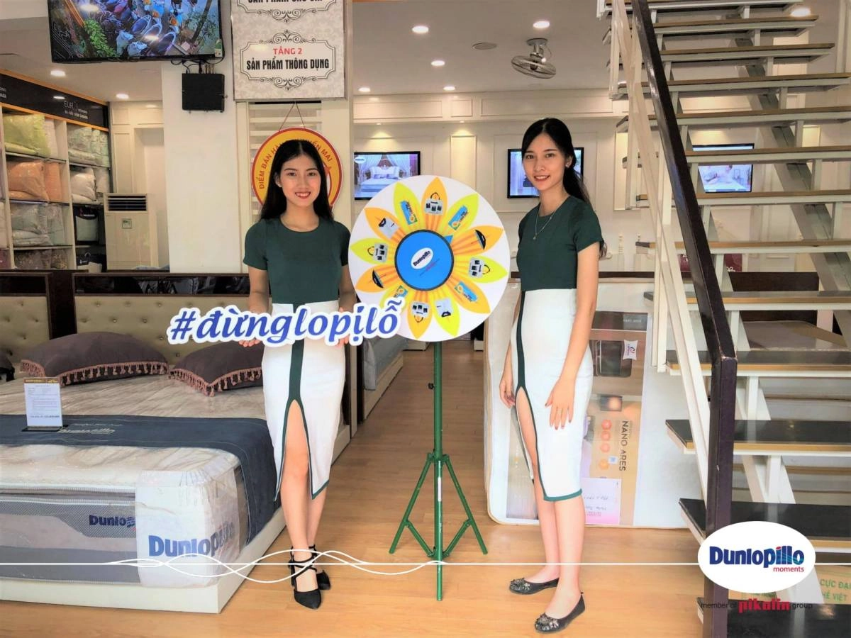 bác sĩ tư vấn đệm cho người già bị đau lưng