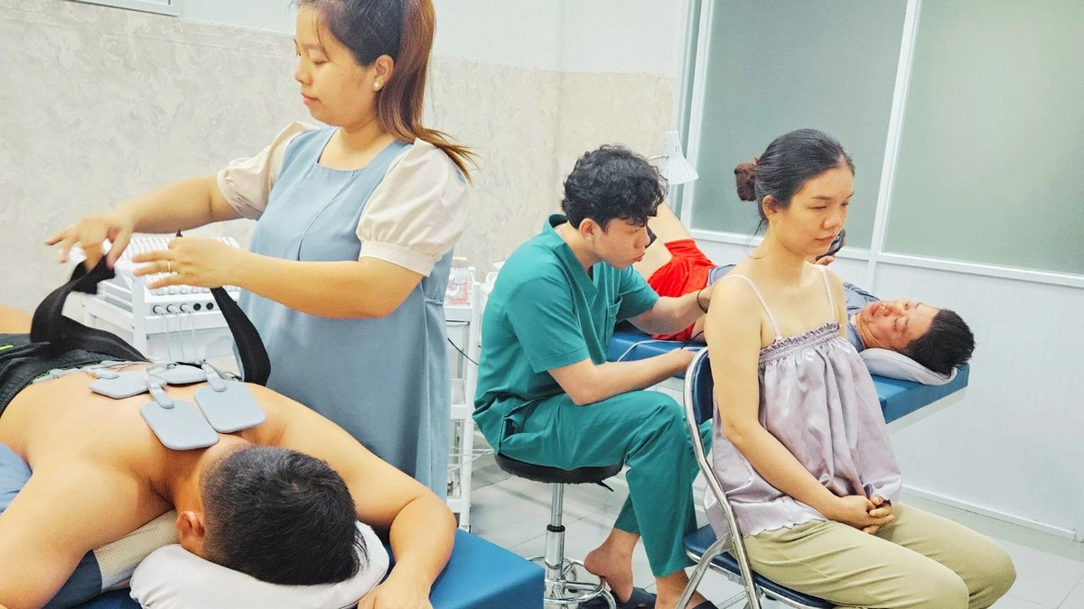 bác sĩ vật lý trị liệu tư vấn chọn đệm phù hợp