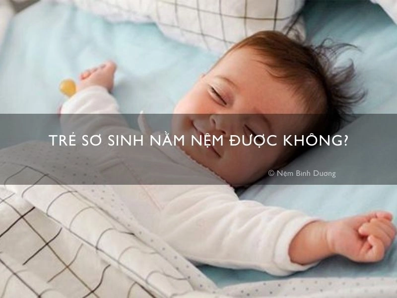 bé nằm trên nệm nước Con Cưng trông thoải mái