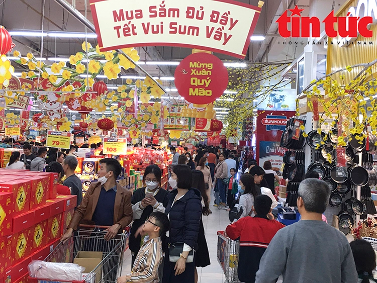 biển khuyến mãi Everon dịp lễ trong trung tâm