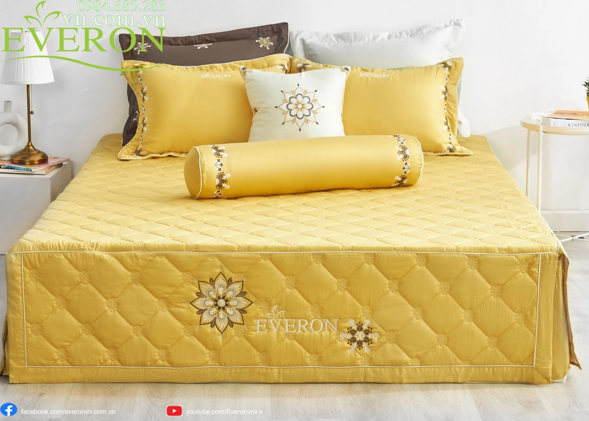 bộ chăn Everon bày trên giường gỗ sáng
