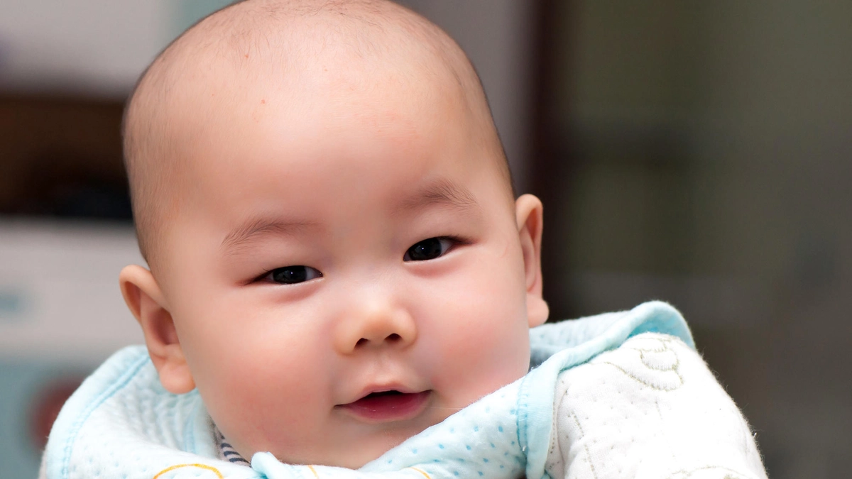 Bố mẹ kiểm tra nệm cho trẻ sơ sinh tại cửa hàng