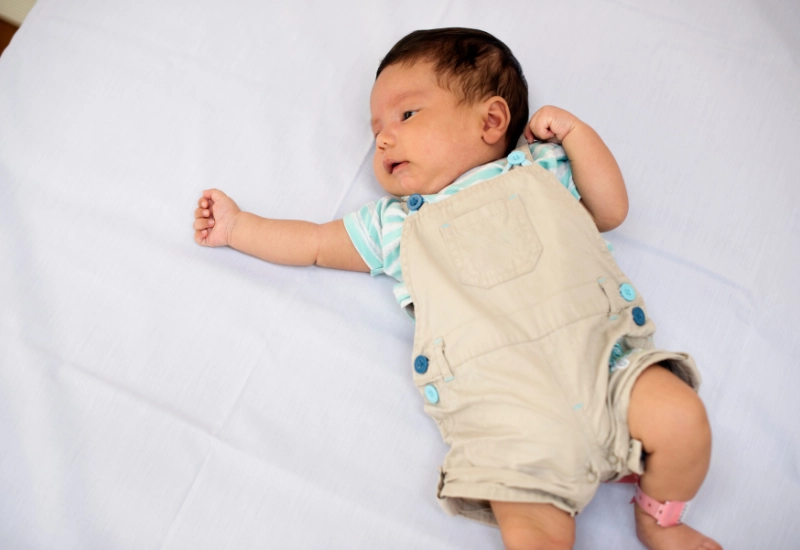 bố mẹ quan sát bé sau bú Babymoov gợi ý