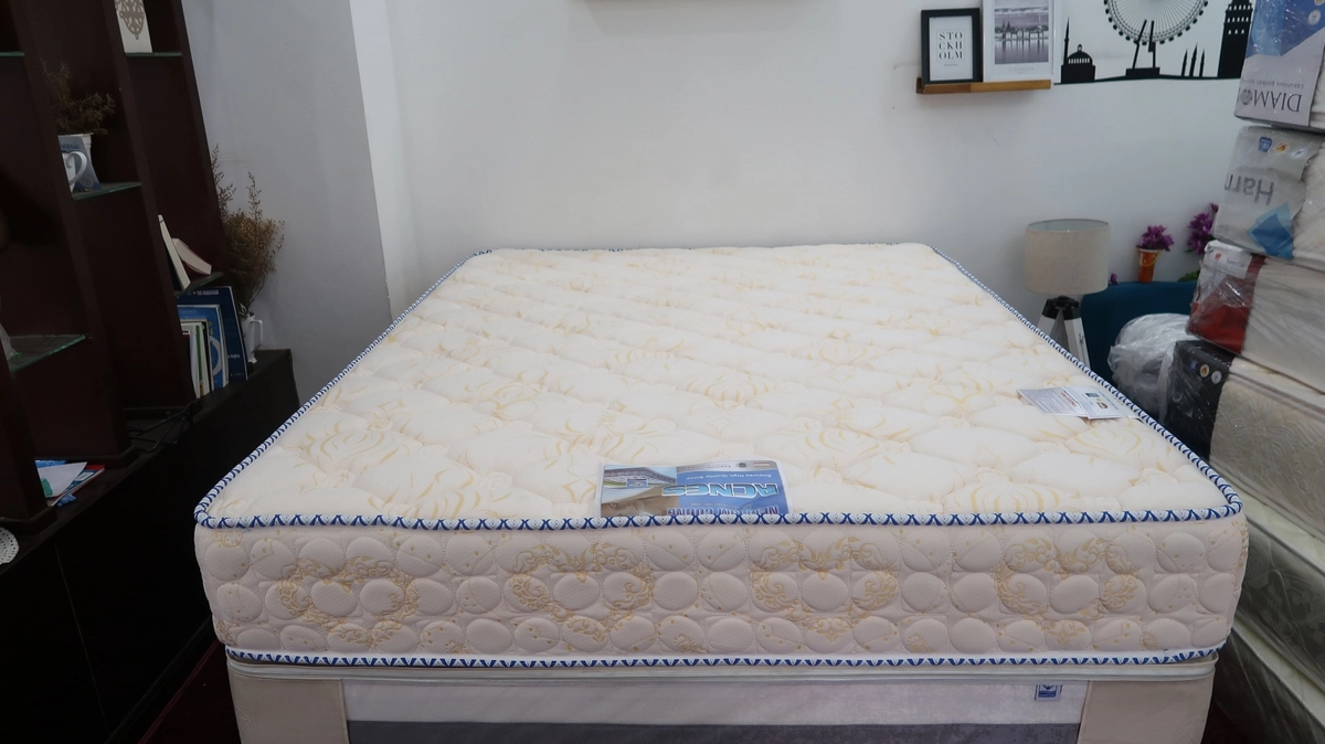 các dòng nệm Everhome bày trong showroom