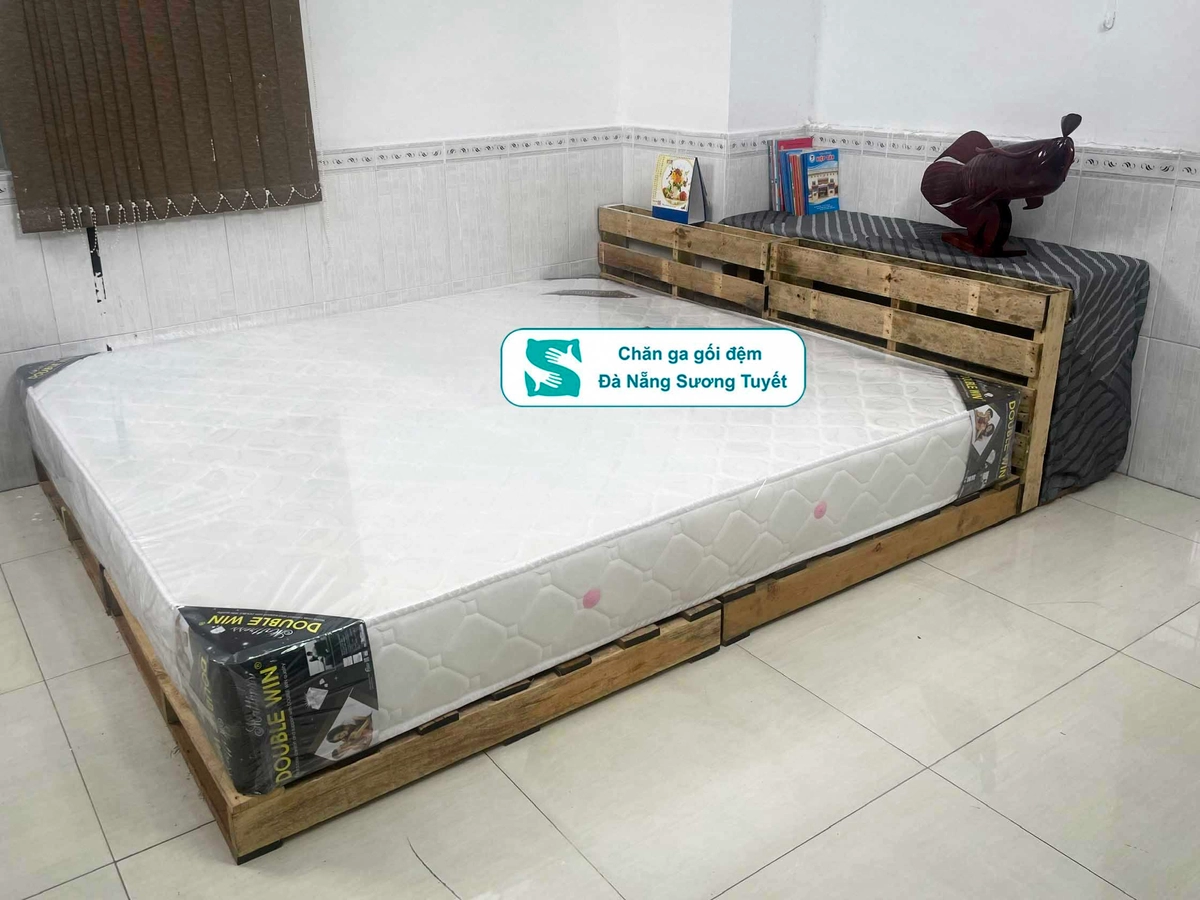cận cảnh lò xo túi Simmons trong showroom