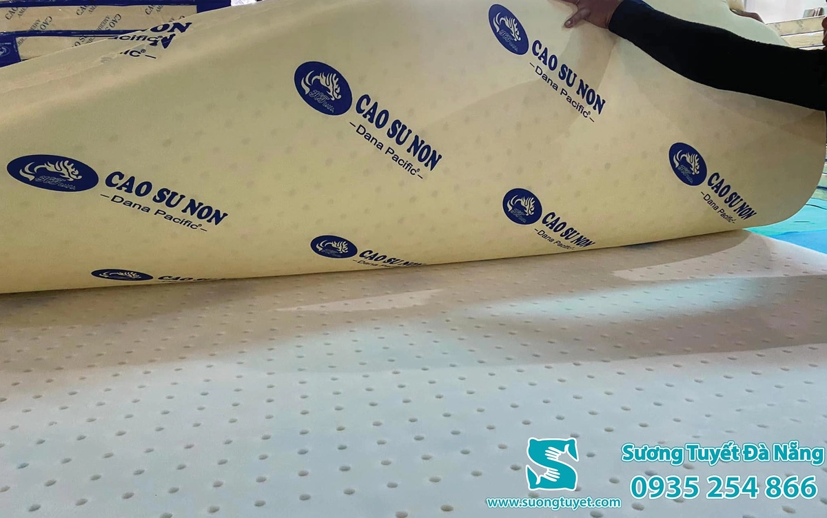 cận cảnh nệm cao su Kim Đan trên giường gỗ