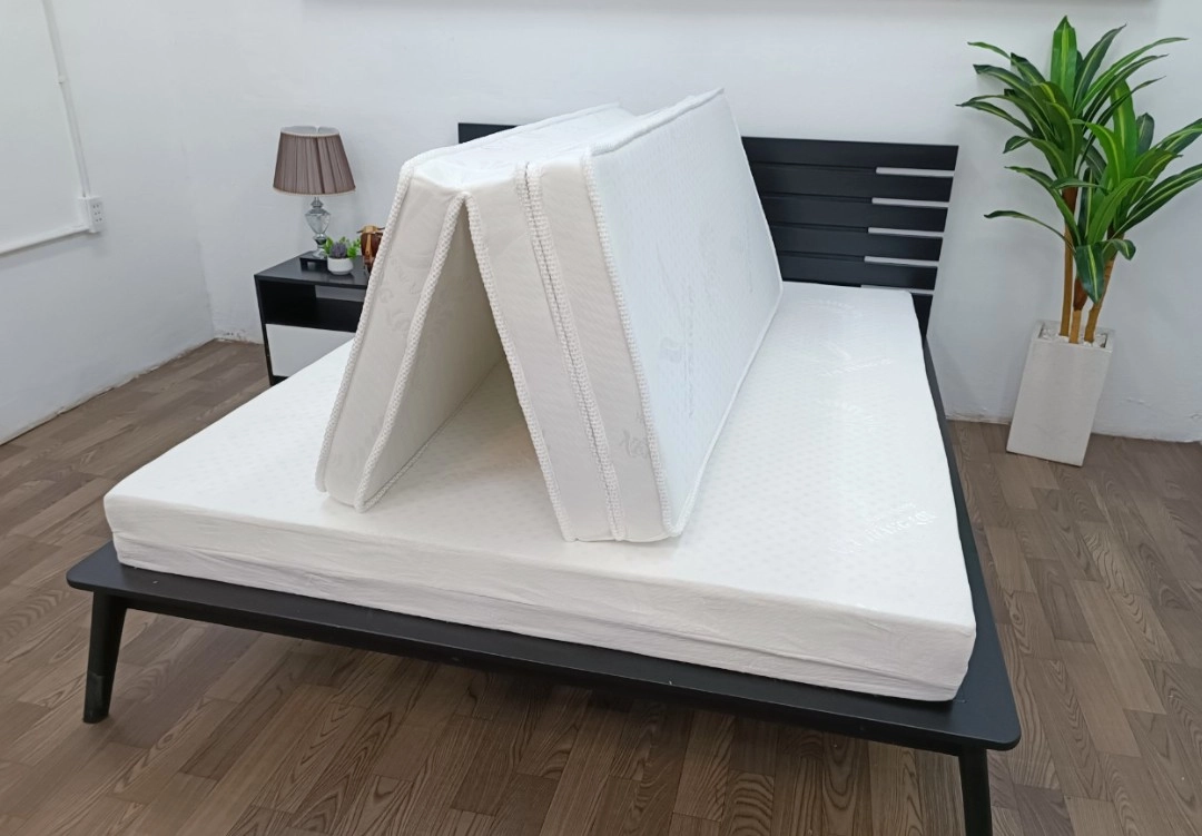 cặp đôi thư giãn trên nệm foam Thắng Lợi