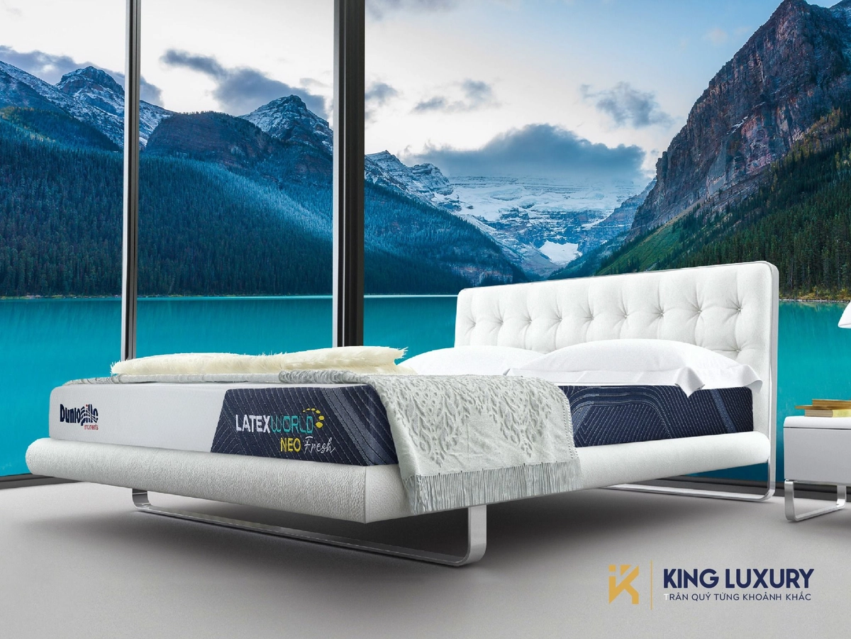 cặp đôi thử nệm cao su Dunlopillo trong showroom
