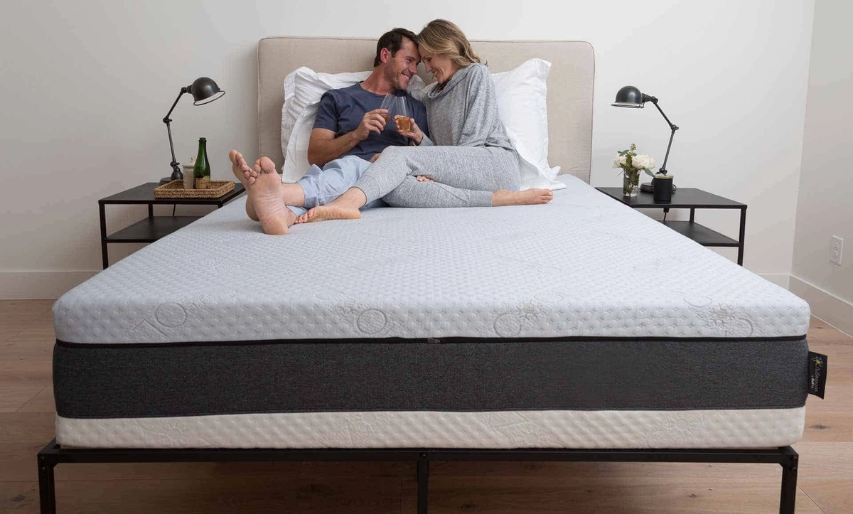 cặp đôi trải nghiệm nệm lò xo Everhome