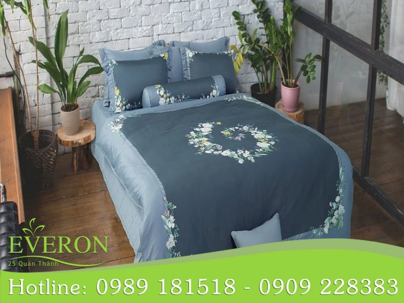 Chăn hè Everon gấp gọn đặt trong tủ gỗ