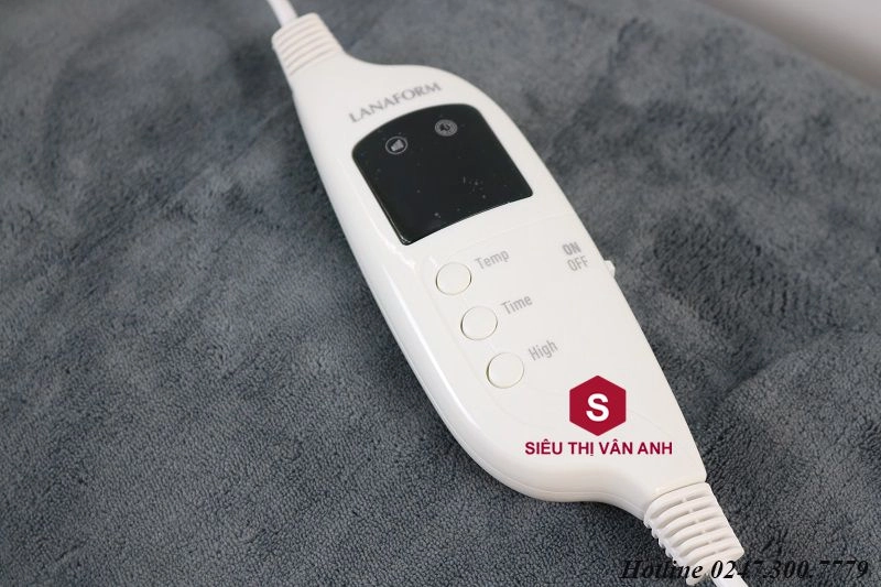 Chăn sưởi Lanaform cạnh máy sưởi dầu và điều hòa