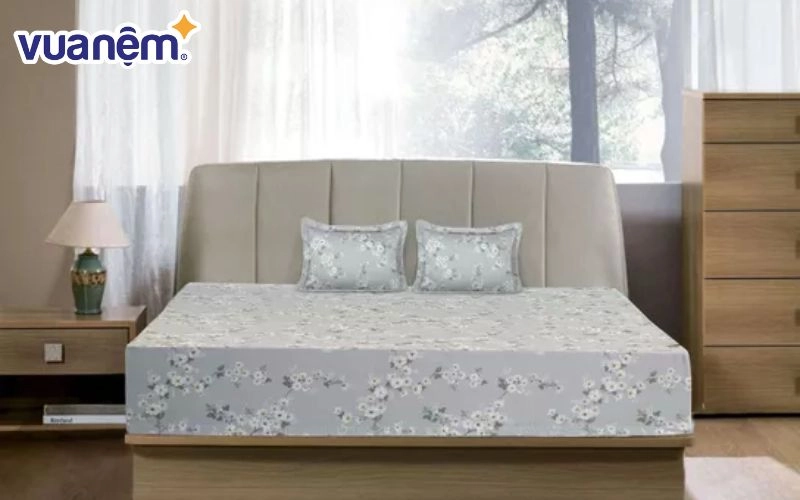 Checklist chọn ga Everon ghi chú trên bàn gỗ