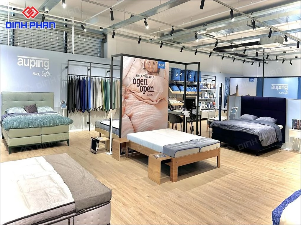 chuyên gia ga gối tư vấn tại showroom uy tín