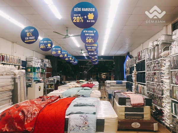 cửa hàng chăn ga boutique trưng bày nhiều chất liệu