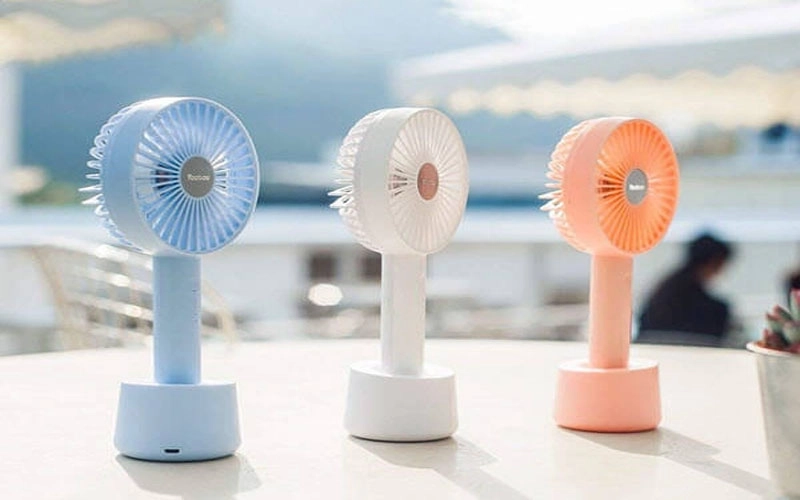 Đặt CoolBack cạnh đệm gel và quạt mini