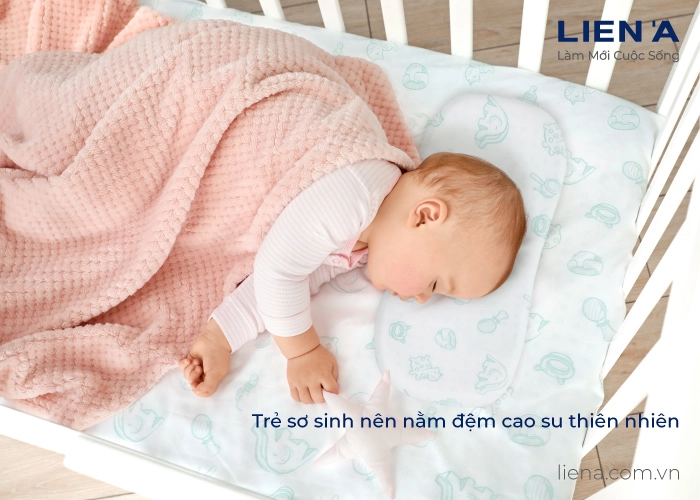 đệm cho bé sơ sinh trong cũi gỗ tối giản
