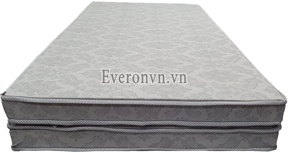 đệm Everon gấp ba đặt dưới gầm bàn