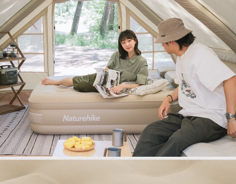 Đệm hơi Naturehike trải trong lều trại ven hồ