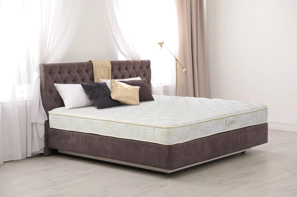 Đệm lò xo Hanvico và bông ép Everon đặt cạnh nhau