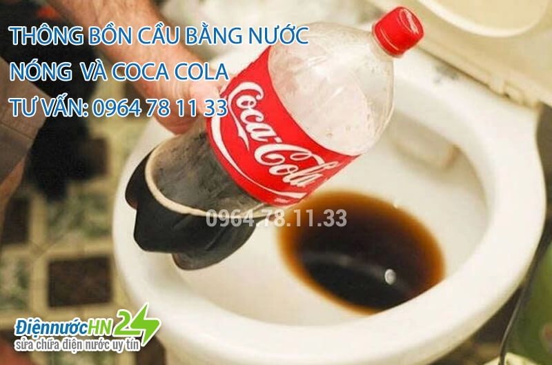Đổ nước vào nệm bằng phễu chống tràn