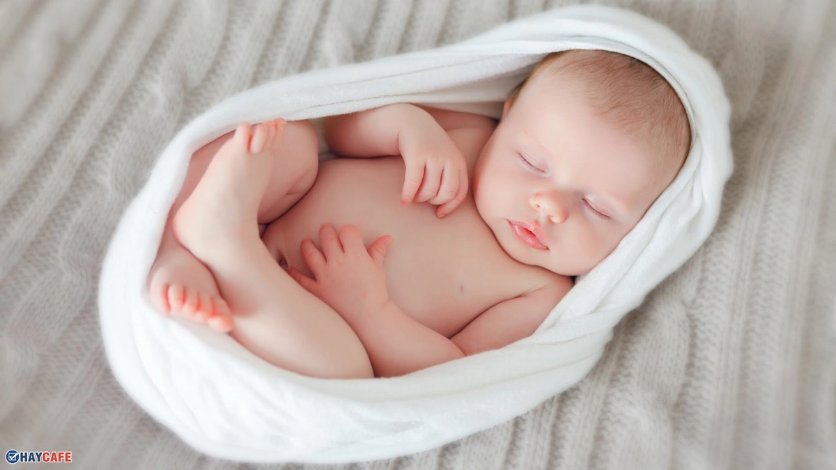 em bé sơ sinh ngủ trên bề mặt phẳng an toàn