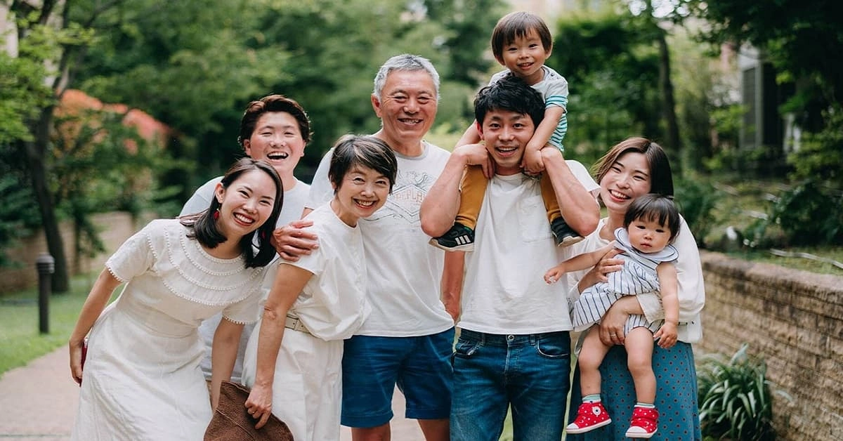 Gia đình ba thế hệ dùng đệm Tuấn Anh