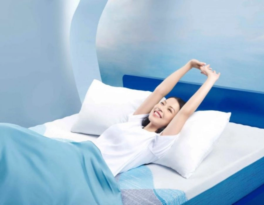 gia đình nằm thử đệm Vikosan hỗ trợ cột sống