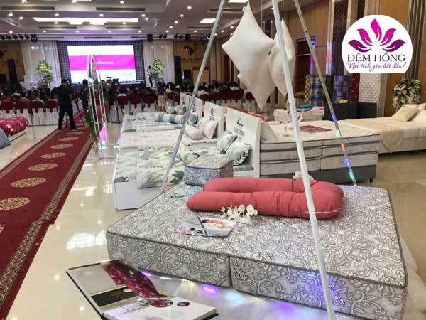 gia đình trẻ chọn đệm bông ép Sông Hồng