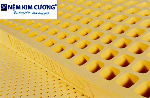 Gia đình trẻ sử dụng nệm Kim Cương Happy Gold thoải mái