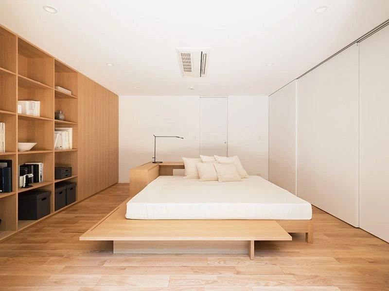 giường king với chăn Muji phủ rủ đều đẹp