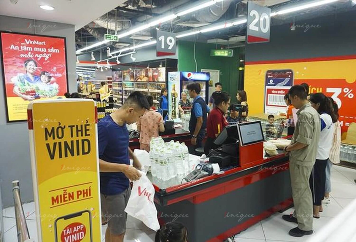 khách hàng hỏi đáp tại quầy tư vấn đệm cao su